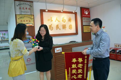 尊老爱老，奉献爱心 ——28圈官方网站“敬老、爱老” 送产品活动